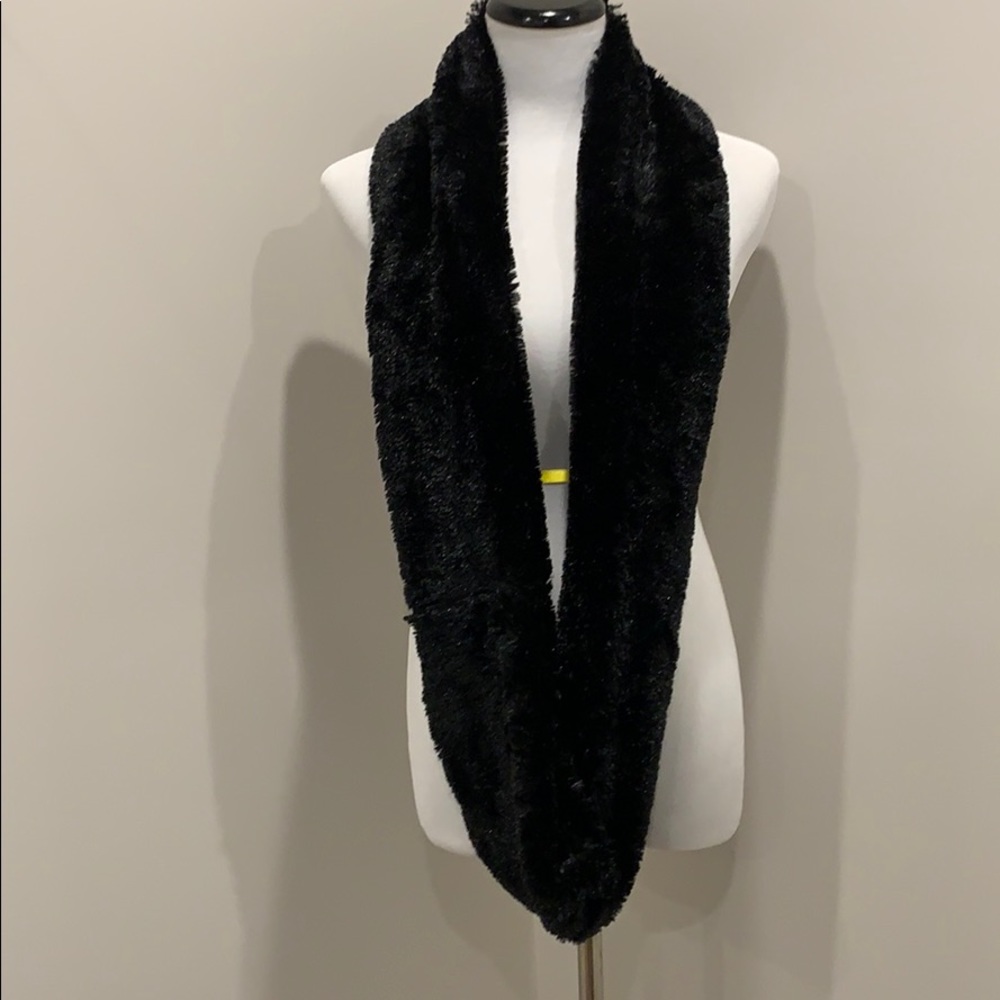 Black faux fur infiniti scarf